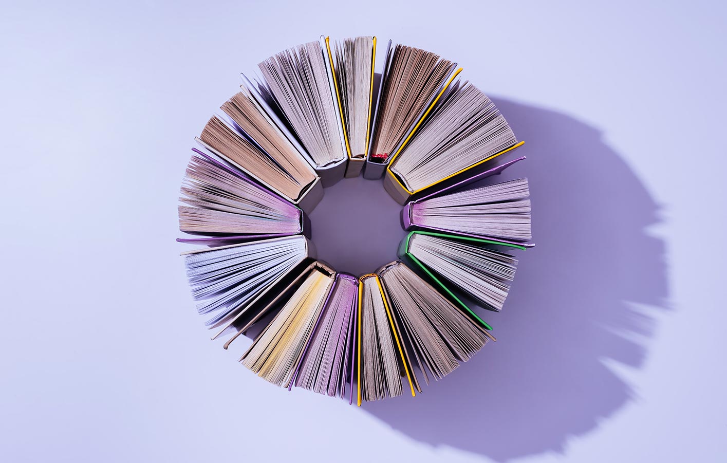 Bücher gereiht in einem Kreis - von oben dargestellt